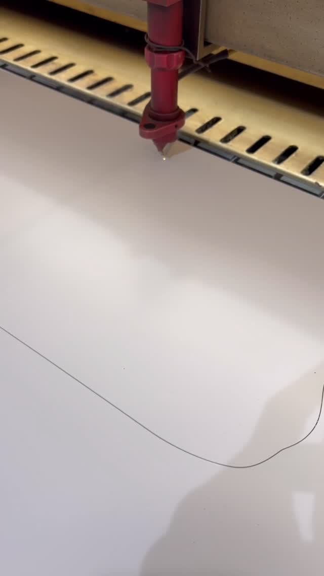 Displays cortados en láser e impresos en cama plana en PAI de 2mm #laser #láser #impresiones #cama plana