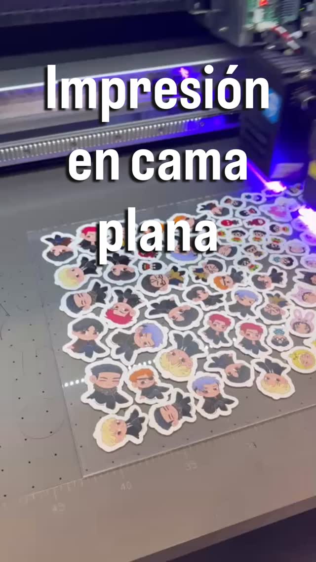 Llaveros personalizados impresos en cama plana y cortados en láser sobre acrílico. #impresióncamaplana #camaplanauv #cortelaser #impresionacrilico #merchandaising